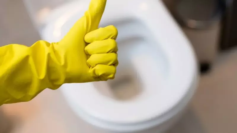 Tuvaletlerdeki Sarı Lekeler ve Kireç İçin Mucize Çözüm! Çamaşır Suyundan 10 Kat Daha Güçlü