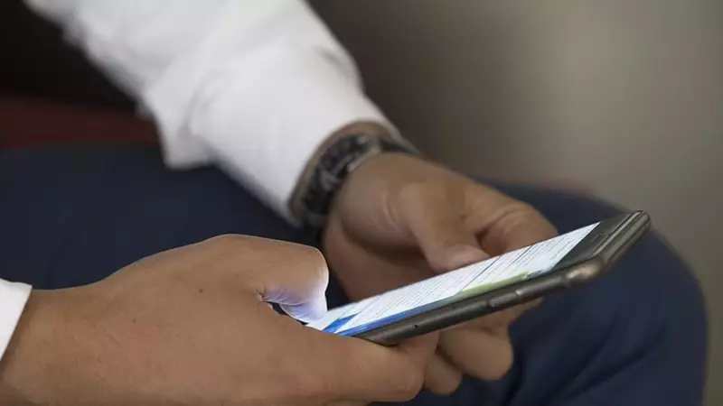 Tuvalette Telefonla Vakit Geçirmek Sandığınızdan Daha Tehlikeli! İşte Hemoroid Riskini Artıran O Alışkanlık