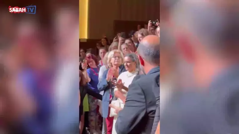 Venedik'te Yürekleri Parçalayan An: 5 Yaşındaki Hind Rajab'ın Trajedisi 23 Dakika Alkışlarla Anıldı