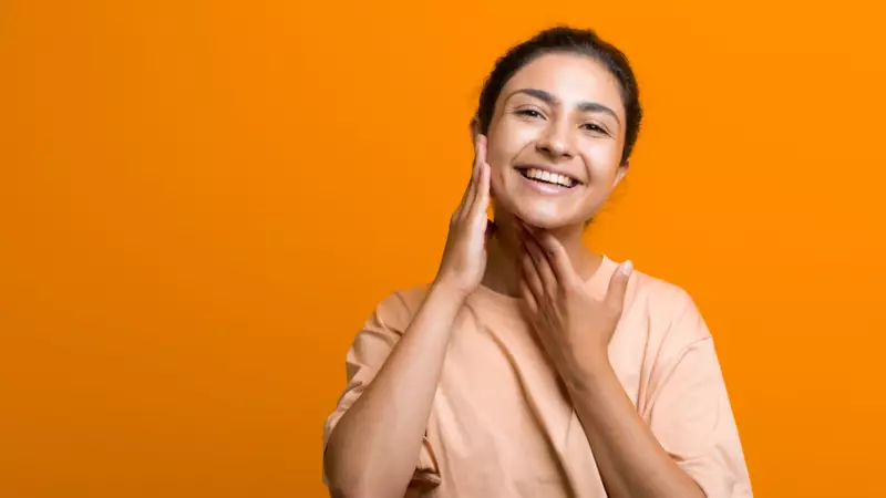 Yüz Yogası ile 10 Yıl Genç Görünmek Mümkün! İşte Çene Hattınızı Sıkılaştıracak 5 Mucize Hareket