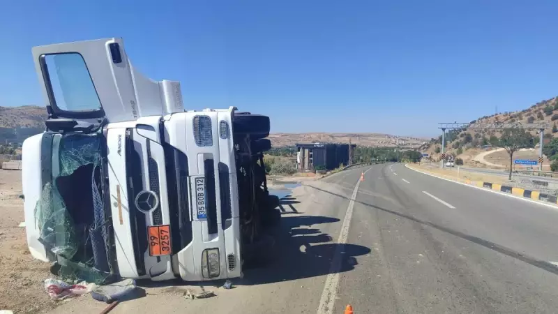 Zift Yüklü Tanker Sarampole Devrildi: Sürücü Yaralı Halde Kurtarıldı!