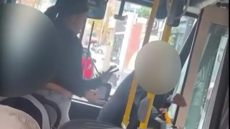 İzmir'de Dehşet Anları: Otobüste Yaşlı Kadını İten Saldırgan, Bebek Arabasıyla Kaçtı!