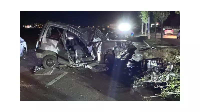 İzmir'de Feci Kaza: Kontrolden Çıkan Araç Direğe Çarptı! 1 Ölü, 2 Yaralı