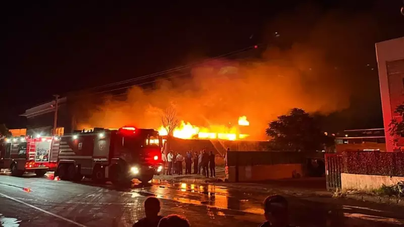 İzmir'de Mobilya Fabrikasında Çıkan Yangın: İtfaiye Ekipleri Zorlu Mücadele Veriyor!