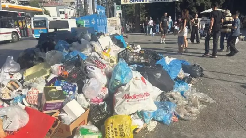 İzmir'de Çöp Krizi: Sokaklar Yürünmez Hale Geldi! Belediye Ne Yapacak?