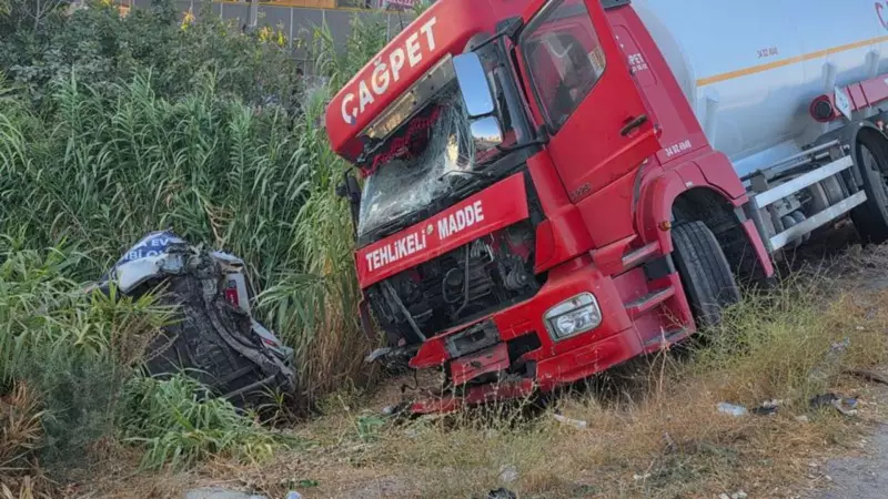 İzmir'de Tanker ile Kamyonetin Çarpışması Sonucu Feci Kaza: 1 Yaralı
