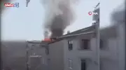 Avcılar'da Başlayan Çatı Yangını, Adeta Alev Fırtınasına Dönüştü! 3 Bina Kısa Sürede Alevlere Teslim Oldu