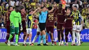 Fenerbahçe'de Kırmızı Kart Şoku! Okay Yokuşlu'dan Kritik Hata, Maçın Seyri Değişti
