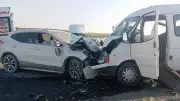 Hilvan'da Feci Kaza! Tarım İşçilerini Taşıyan Minibüsle Otomobil Çarpıştı: 10 Yaralı