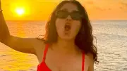 Salma Hayek, 57. Yaşını Ateş Kırmızısı Bikinisyle Kutladı: İnanılmaz Form!
