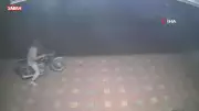 Saniyeler İçinde Motosikleti Çalan Hırsızın Rahatlığı Görenleri Şaşkına Çevirdi!