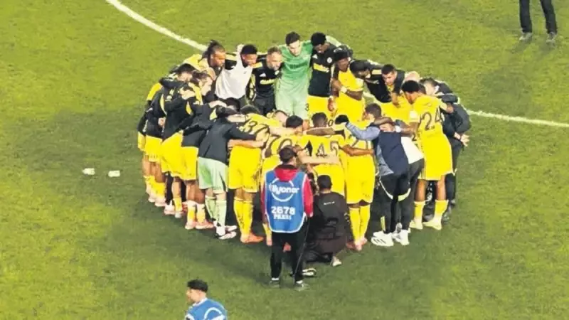 Adana Demirspor, Fenerbahçe'yi Devirdi: Yusuf Sarı'nın Muhteşem Golüyle Uçuş Modunda!