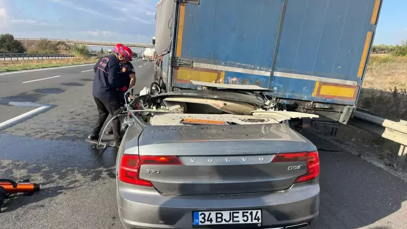 Adana'da Korkunç Kaza: Park Halindeki Tıra Çarpan Otomobilde Genç Sürücü Hayatını Kaybetti