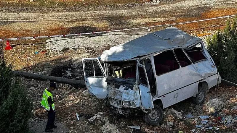 Adana'da Tarım İşçilerini Taşıyan Minibüsün Feci Kaza Anı: 7 Can Gitti, Yaralı Sayısı Artıyor