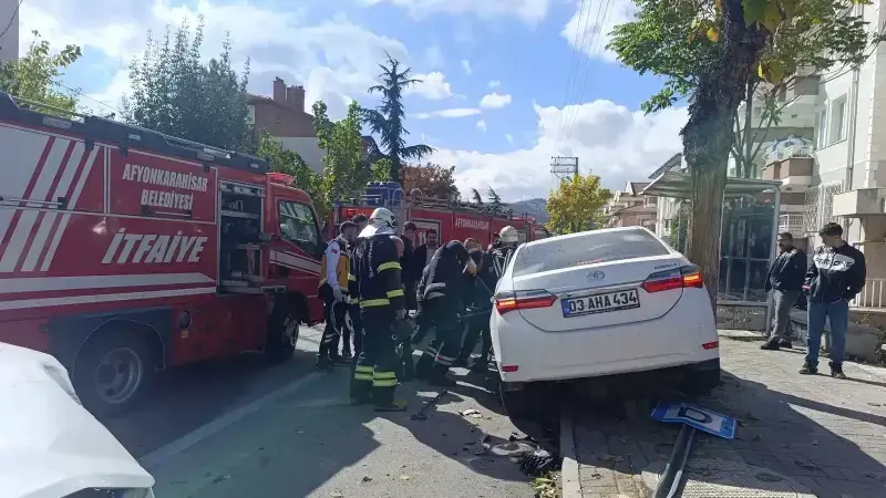 Afyonkarahisar'da Feci Kaza: İki Araba Adeta Birbirine Girdi, 7 Kişi Yaralandı!