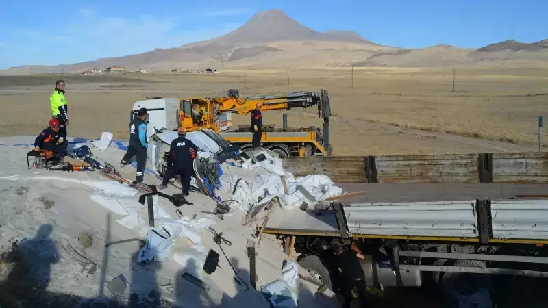 Aksaray'da Tır Faciası: Toprak Yığınında Can Verdi!