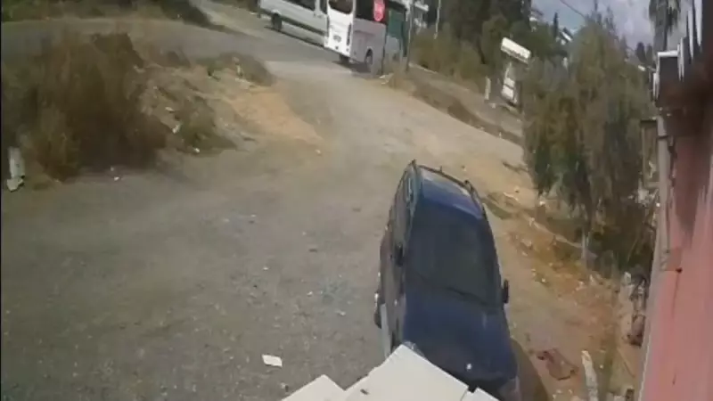 Antalya'da Okul Servisi Korku Dolu Anlar Yaşattı: Midibüsle Çarpışma! 7 Öğrenci Yaralandı