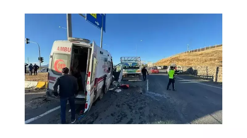 Ağrı'da Ambulans ve Kamyonet Korkunç Kazada Burun Buruna Geldi: 7 Yaralı!