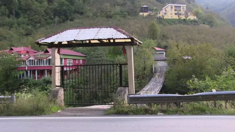 Asma Köprüde Şok Uygulama: Demir Kapılar ve Kilitler Yolcuları Şaşkına Çevirdi!