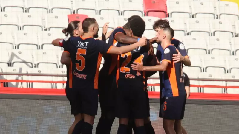 Başakşehir, Antalyaspor'u Fırtına Gibi Esti Geçti! 3-0'lık Skorla Sahadan Galip Ayrıldı