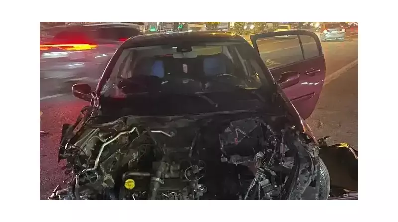 Başakşehir'de Feci Kaza! Otomobil Otobüs Durağına Uçtu, Bir Kişi Yaralandı