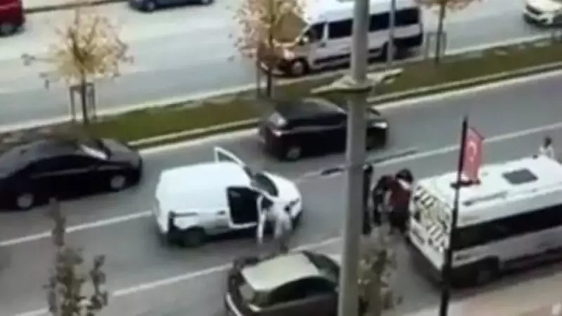 Başakşehir'de Trafik Işığı Kavgası: 'Neden Sinyal Vermiyorsun' Diyen Babaya Çocuğunun Gözü Önünde Saldırı!