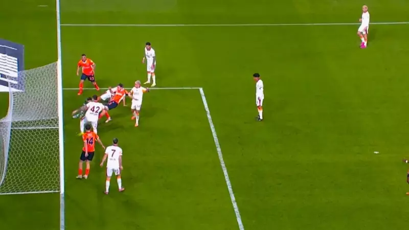 Başakşehir - Galatasaray Maçında VAR Skandalı! Dakikalarca Süren İnceleme Taraftarı Çıldırttı