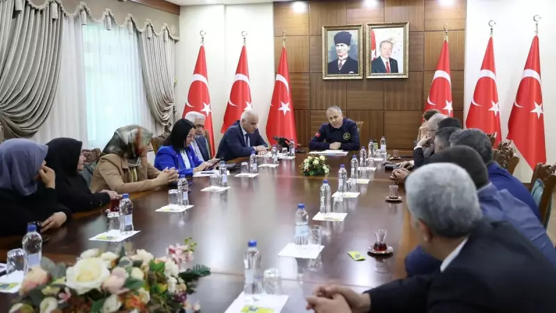 Bakan Yerlikaya'dan Diyarbakır'da Duygu Yüklü Buluşma: Annelerle Kalpleri Isıtan Sohbet