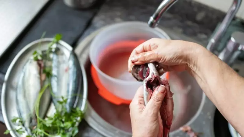 Balık Temizleme Sanatı: Uzmanlardan Tek Hareketle Kılçıkları Yok Eden Yöntem!