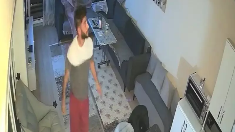 Balıkesir'de Gece Yarısı Depremi: Gencin Yatak Odasındaki Panik Anları Kamerada!