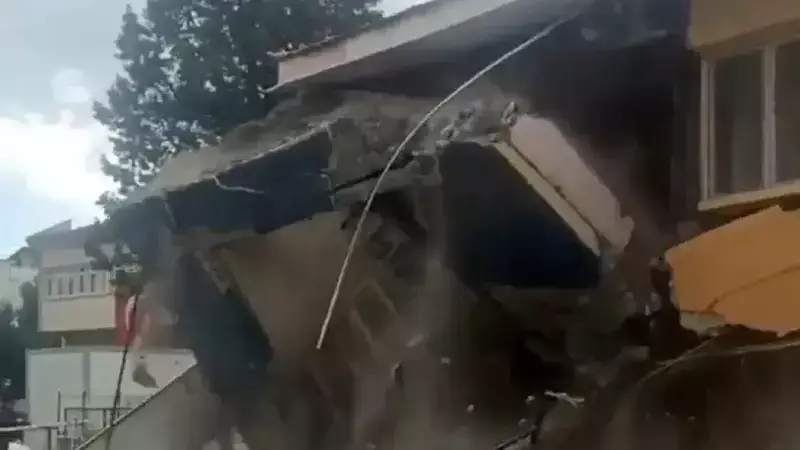 Balıkesir'deki Depremzede Bina Daha Fazla Dayanamadı: Sindirgi'de Kendiliğinden Çöktü!