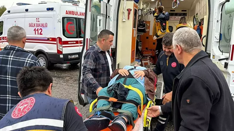 Bartın'da Feci Kaza: Minibüs Şarampole Uçtu, 1 Kişi Hayatını Kaybetti, 19 Kişi Yaralandı