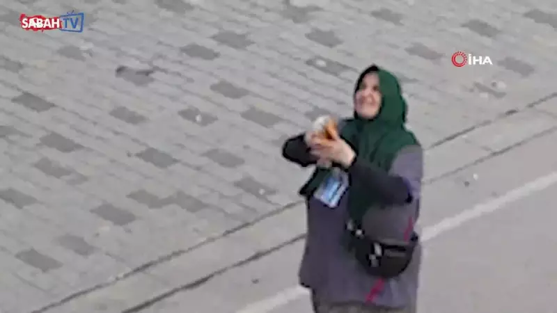 Bayrağa Saygıda Kusursuz Duruş! Yoldaki Türk Bayrağını Kaldıran Vatandaşın Duyarlılığı Sosyal Medyayı Salladı