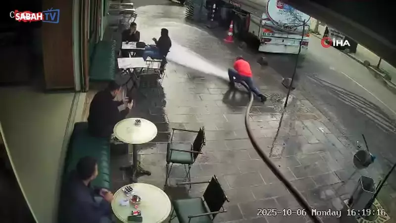 Bayrampaşa'da Bardaklar Şenlendi: Esnafın Çay Keyfi Su Baskınına Dönüştü!