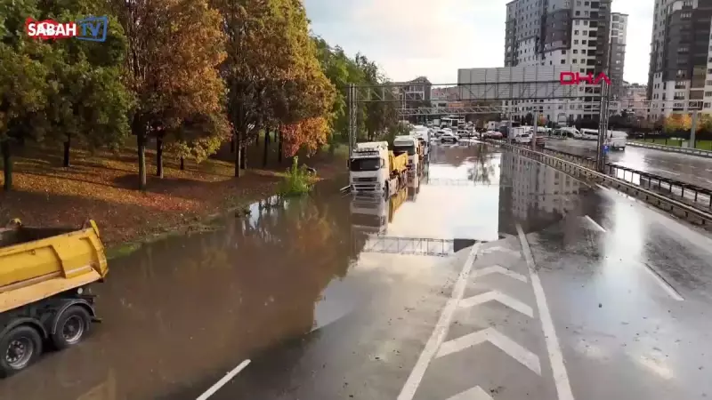 Bayrampaşa'da Gökten Adeta Kova Boşandı! Sokaklar Göle Döndü, Araçlar Suda Yüzdü