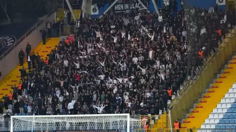 Beşiktaş Taraftarından Sergen Yalçın'a Sert Tepki: 'Büyük Gelecek' İddiası Tribünleri Ayağa Kaldırdı!