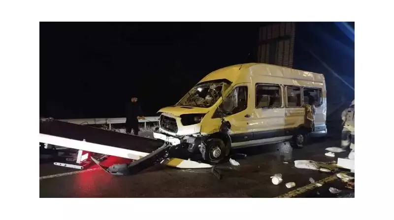 Beykoz'da Seyir Halindeki Servis Minibüsü Takla Attı: 3 Yaralı!