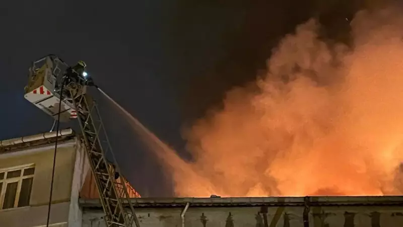 Beyoğlu'nda Aşk Çılgınlığı: Sevgilisi Kapıyı Açmayınca Genç Kadın Bina Girişini Ateşe Verdi!