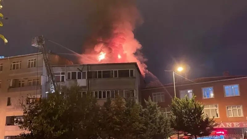 Beyoğlu'nda Tekstil Atölyesi Alev Alev! Çatı Yangını Korkuttu