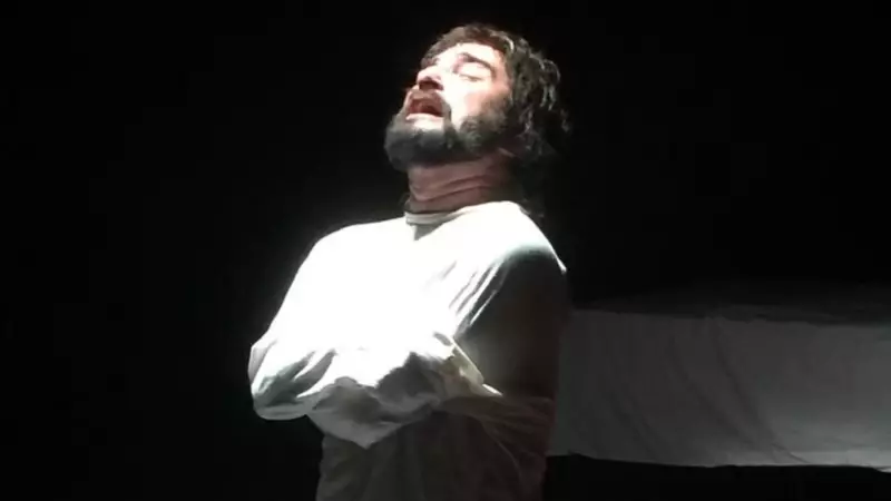 Bir Delinin Hatıra Defteri, Erdem Topuz'un Muhteşem Yorumuyla Sahnelere Dönüyor!