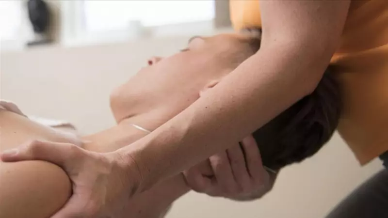 Boynunuza Yaptırdığınız Masaj Felç Riskini Artırıyor! Uzmanlar Uyarıyor: Ehliyetsiz Müdahaleler Gençlerde İnmeye Yol Açıyor