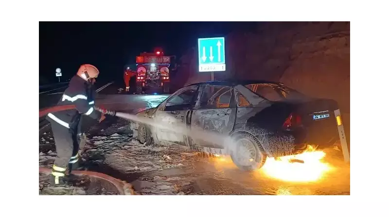 Burdur'da Seyir Halindeki Araç Alev Alev Yandı! Sürücü Mucizevi Şekilde Kurtuldu