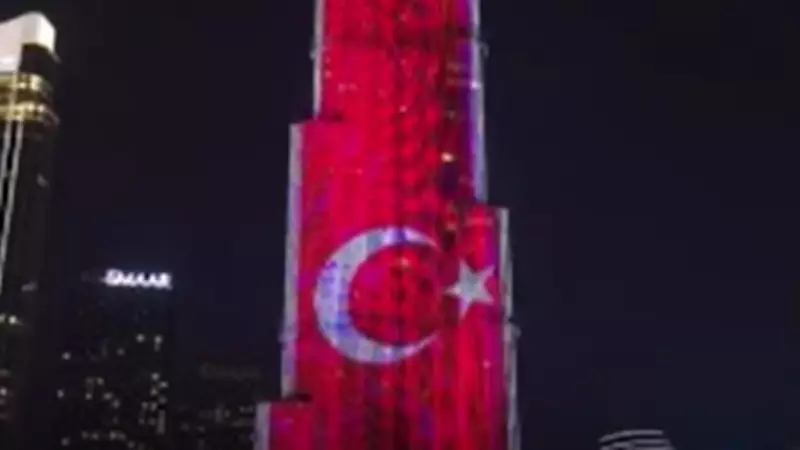 Burj Halifa Türk Bayrağıyla Işıl Işıl! 29 Ekim'de Dubai Göklere Türk Renkleri Yansıtıldı