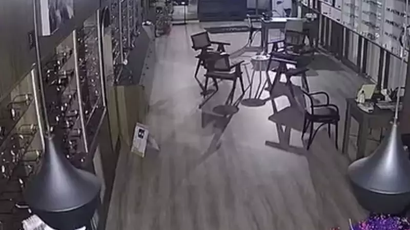 Bursa'da Deprem Anları Kamerada! Yürek Ağzına Gelen Görüntüler