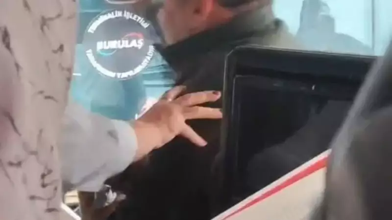 Bursa'da Otobüs İçinde Yolcu ve Şoför Yumruk Yumruğa! Kameralara Takılan Kavga Herkesi Şoke Etti