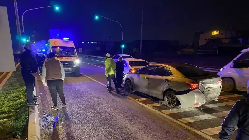 Bursa'da Zincirleme Kaza! Üç Araç Birbirine Girdi, İçlerinde Çocukların da Bulunduğu 5 Kişi Yaralandı