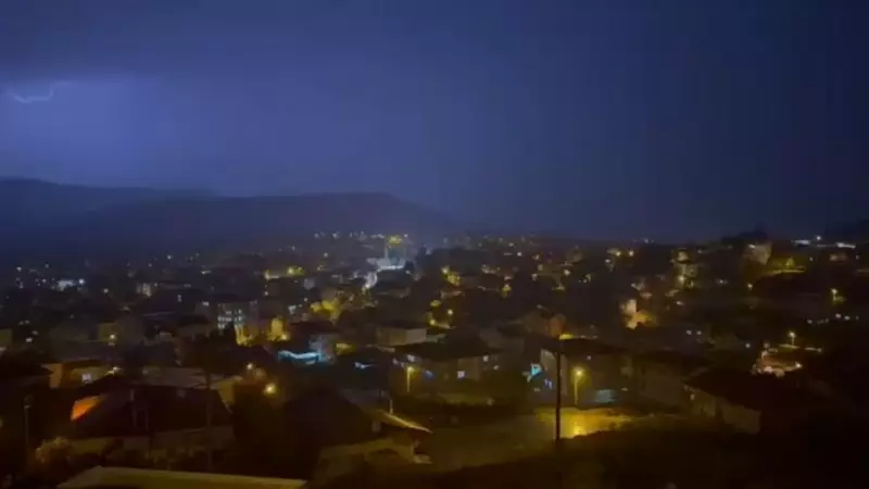 Bursa'yı Yerle Bir Eden Gök Gürültülü Fırtına: Geceyi Aydınlatan Şimşekler Görenleri Hayrete Düşürdü!