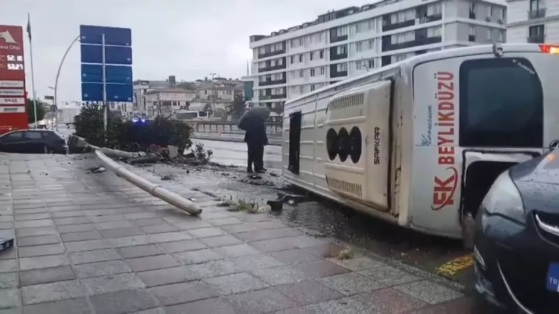 Büyükçekmece'de Minibüs Devrildi: Yolcular Ölümle Burun Buruna Geldi!