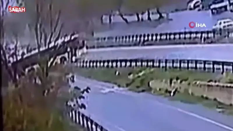 Büyükçekmece'de Yağmur Faciası: Otobüs Kontrolden Çıktı, Sürücü ve Yolcular Şokta!