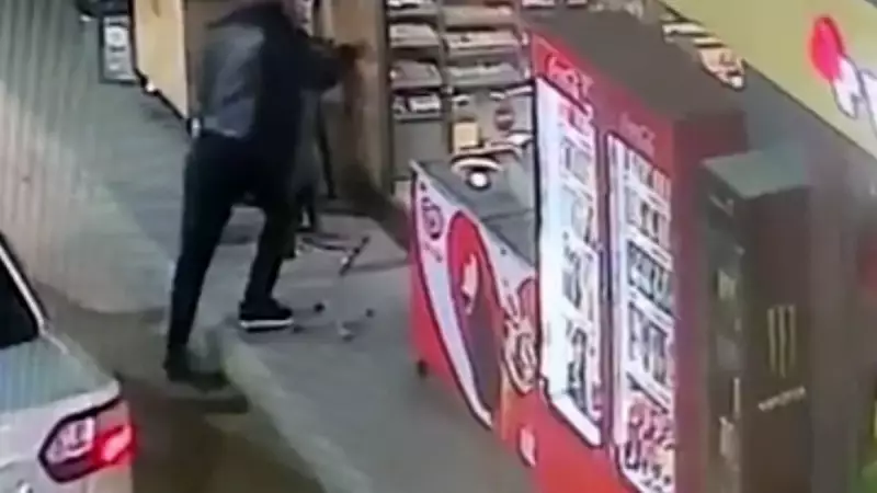 Cam Kapıyı Fark Etmedi, Yere Savruldu! İnanılmaz Anlar Kamerada